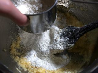 玻璃曲奇,粉类混合过筛后加入黄油中，拌成光滑的面团；
