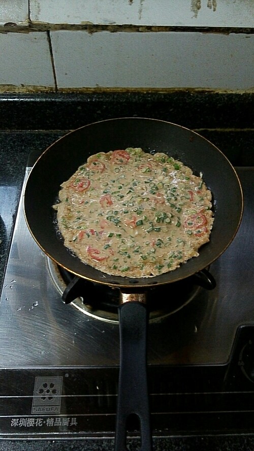 圣女果青椒小葱养生煎饼,不粘锅加入色拉油，剩入两瓢入锅。