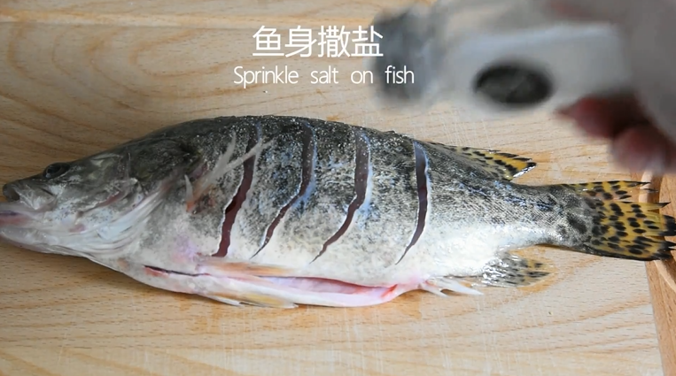鲜上加鲜的做法——清蒸桂鱼,鱼身撒盐