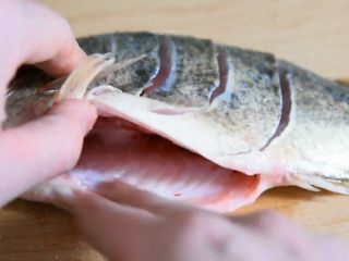 鲜上加鲜的做法——清蒸桂鱼,刀口处、鱼肚内均匀涂抹