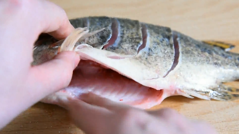 鲜上加鲜的做法——清蒸桂鱼,刀口处、鱼肚内均匀涂抹