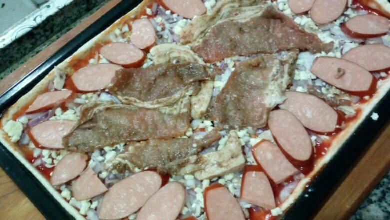 美式披萨,放入培根和腌好的五花肉