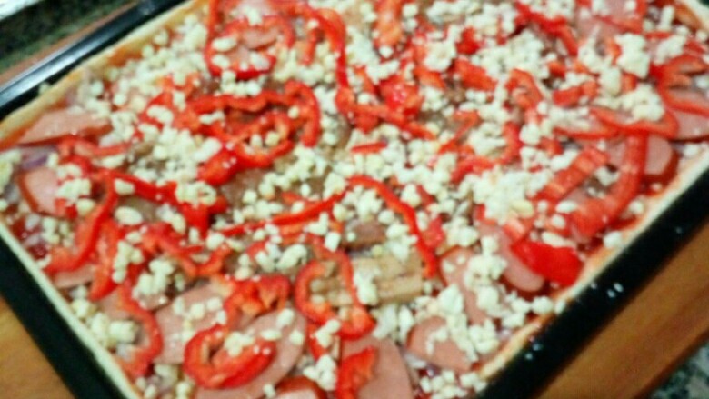 美式披萨,撒均第二层芝士，铺一层红椒在上面