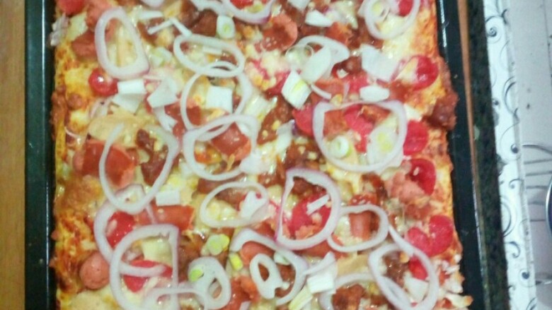 美式披萨,铺一层西红柿片，再撒第三层芝士，再铺层洋葱圈