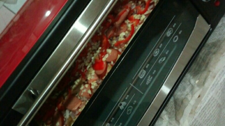 美式披萨,烤箱预热，230度上下火十五分钟。