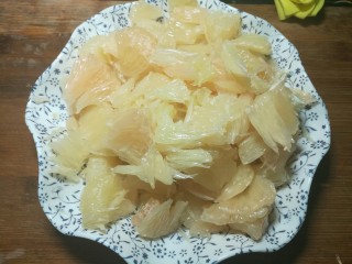 蜂蜜柚子茶,把柚子切开，瓤掰出来，撕掉瓤皮。柚子肉净重640克。