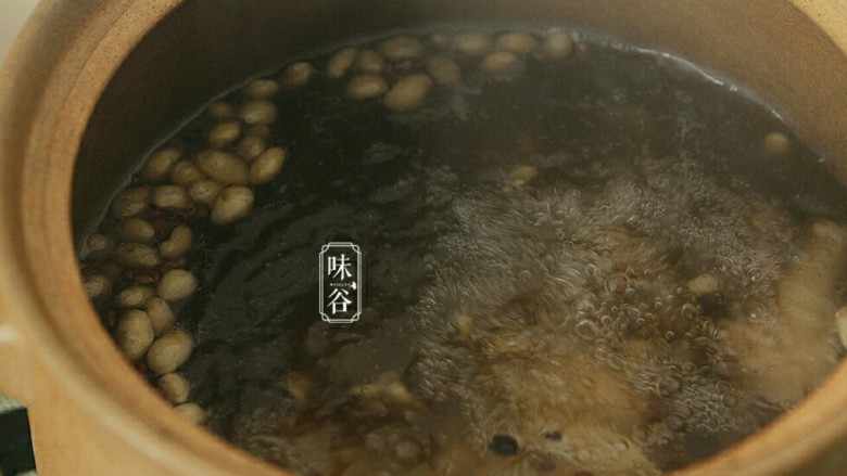 清热祛湿的沙葛猪骨汤,大火沸腾后转小火煲1.5小时。