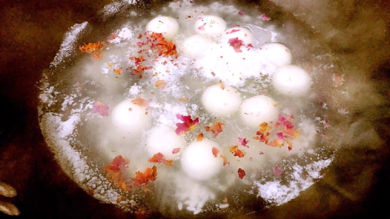 这样煮汤圆，99%的人都爱吃（一）,玫瑰花揉碎，入锅。
