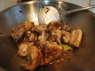 铁锅炖排骨,炒锅加入适量的油，爆香所有的调料，加入排骨翻炒
