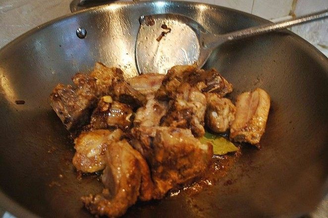 铁锅炖排骨,炒锅加入适量的油，爆香所有的调料，加入排骨翻炒