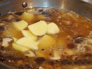 铁锅炖排骨,加入土豆小火慢炖10分钟左右