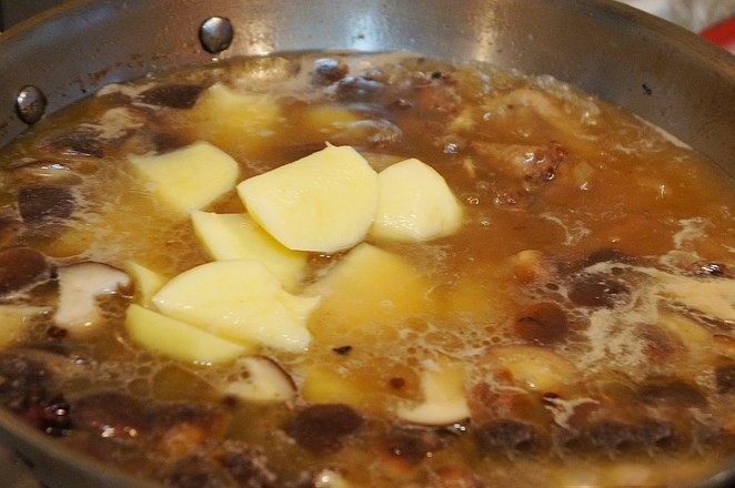 铁锅炖排骨,加入土豆小火慢炖10分钟左右