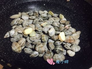 香辣花蛤,锅内入适量的水，盖住花蛤即可，放入姜和料酒去腥，大火烧开