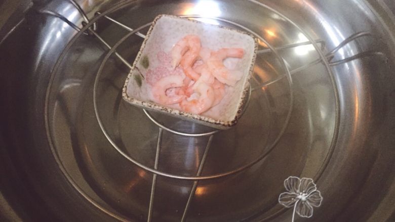宝宝创意餐--好伙伴,虾上蒸锅蒸热。