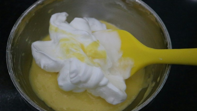 ≈双色花纹蛋糕≈,铲1/3的蛋白霜到蛋黄糊，翻拌均匀