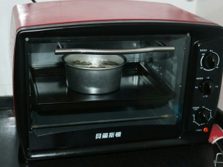 ≈双色花纹蛋糕≈,烤箱预热150度，把倒好的面糊轻轻震几下，放入预热好的烤箱150度烤45分钟左右