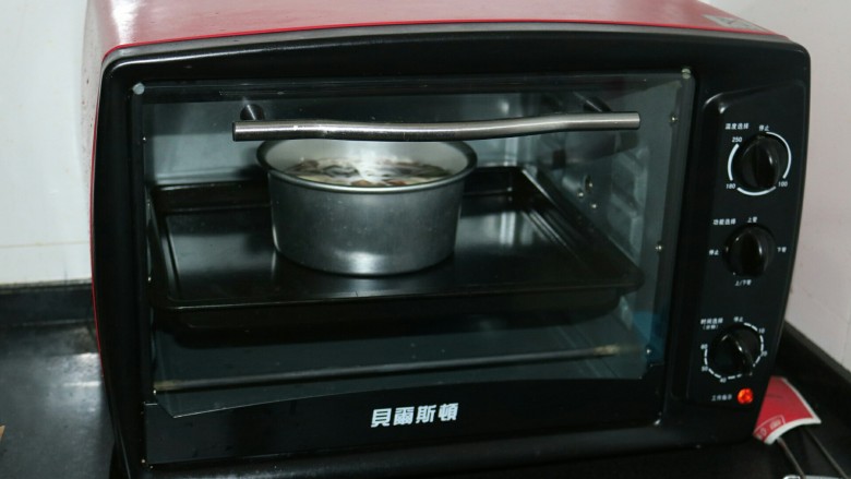 ≈双色花纹蛋糕≈,烤箱预热150度，把倒好的面糊轻轻震几下，放入预热好的烤箱150度烤45分钟左右