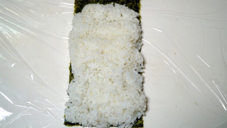 日式烧肉寿司卷											,将保鲜膜平舖于工作枱面,放上一片海苔片,舖上一层饭														
														