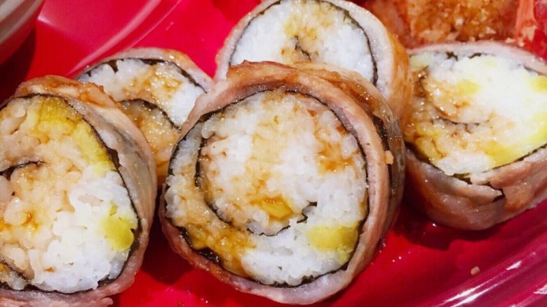 日式烧肉寿司卷											,最后切成适当大小,即可食用了！														
														