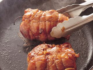 日式烧肉寿司卷											,打开锅盖后转中火，稍微翻动一下，让肉卷饭均匀沾上酱汁后就完成了														
														