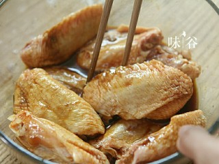 烤鸡翅,然后充分搅拌均匀腌制1-2小时。