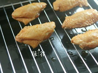 烤鸡翅,鸡翅在烤架上排好队，鸡翅放上层，底层放个烤盘接油，230°10分钟。