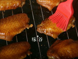 烤鸡翅,刷上蜂蜜，两面都刷上。继续烤20分钟即可，喜欢甜点的中途可以刷多一次蜂蜜。