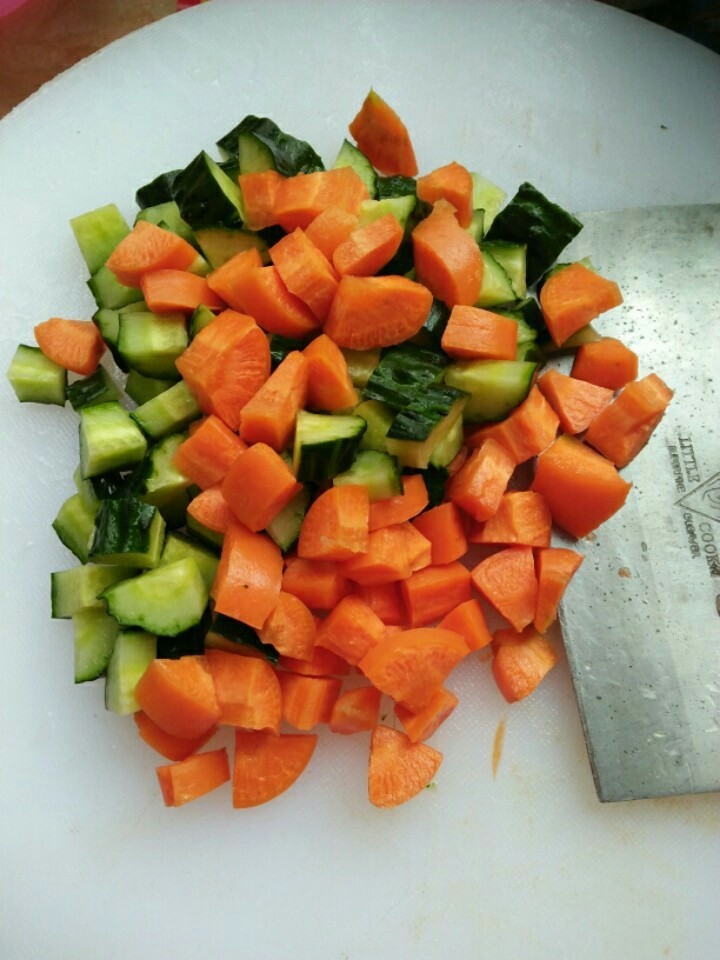 金玉满堂,将黄瓜和胡萝卜切成丁状