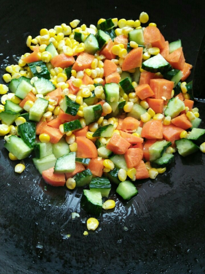 金玉满堂,放玉米炒至六成熟（炒出玉米香再热会），再放入玉米丁和黄瓜丁