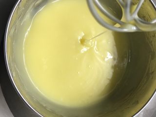 抹茶生巧,搅拌至黄油充分融化～
备注：在秤去黄油时一定要切成小块～便于融化