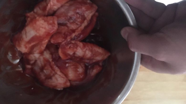 烤鸡翅,放入酱料，还有适量盐，腌制半个小时