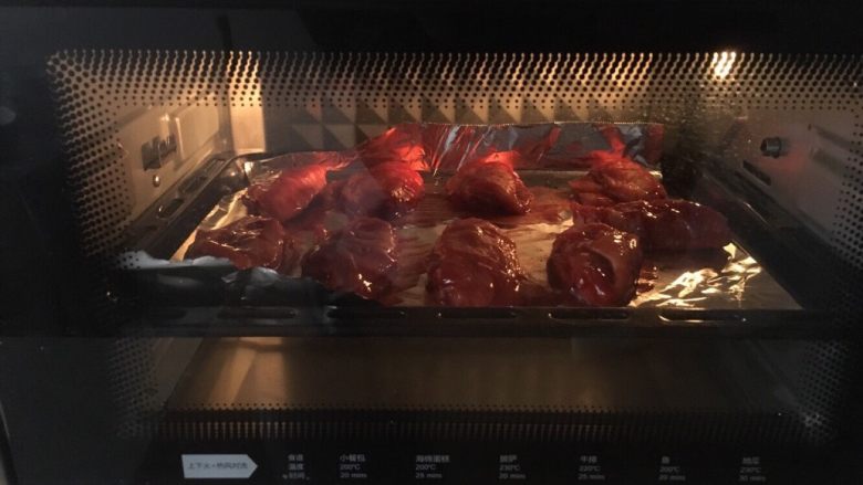 烤鸡翅,烤箱180℃预热十分钟，然后放入烤盘，180℃20分钟，