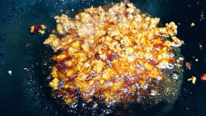 鱼香茄子,加入郫县豆瓣酱，中火炒制出红油。