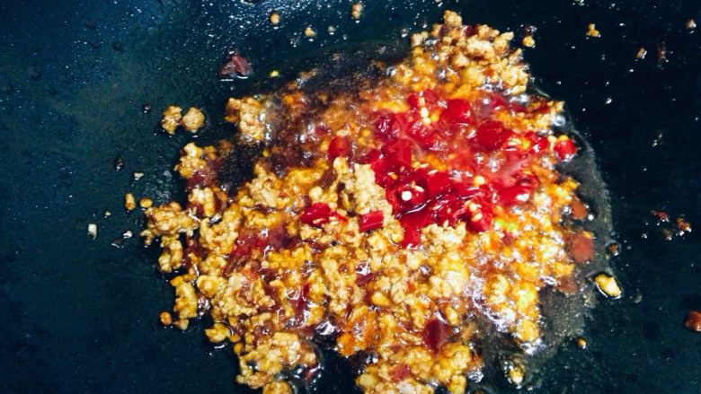 鱼香茄子,加入泡红辣椒碎炒出香味。