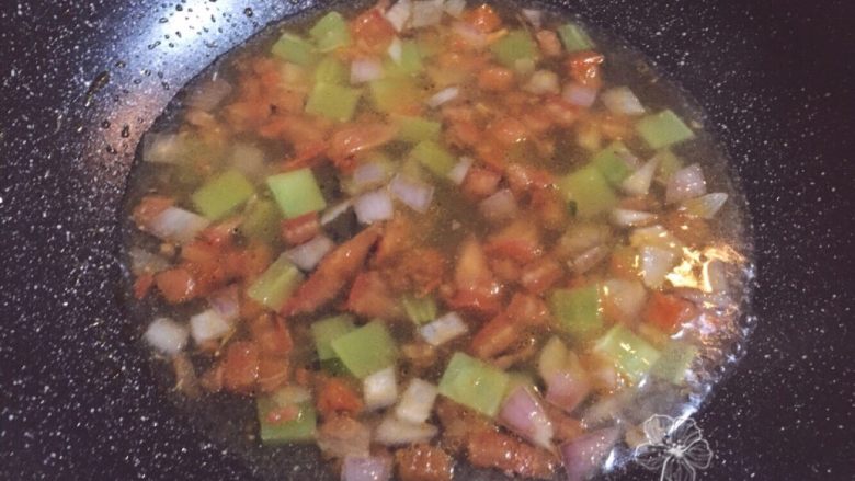 宝宝创意餐--番茄鱼饭,加入菜两倍量的水煮开，再加入适量盐，煮至莴笋变软到适宜宝宝吃。