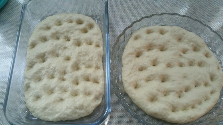 佛卡恰面包,取出发酵好的面团，用手深深按几个洞