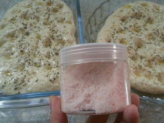 佛卡恰面包,撒上适量玫瑰海盐