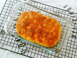 佛卡恰面包,出炉后可趁热再刷一层橄榄油