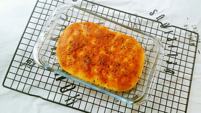 佛卡恰面包,出炉后可趁热再刷一层橄榄油