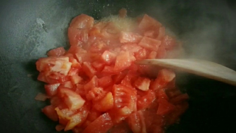 番茄土豆牛腩饭,热锅倒少许核桃油，加入番茄丁炒汁