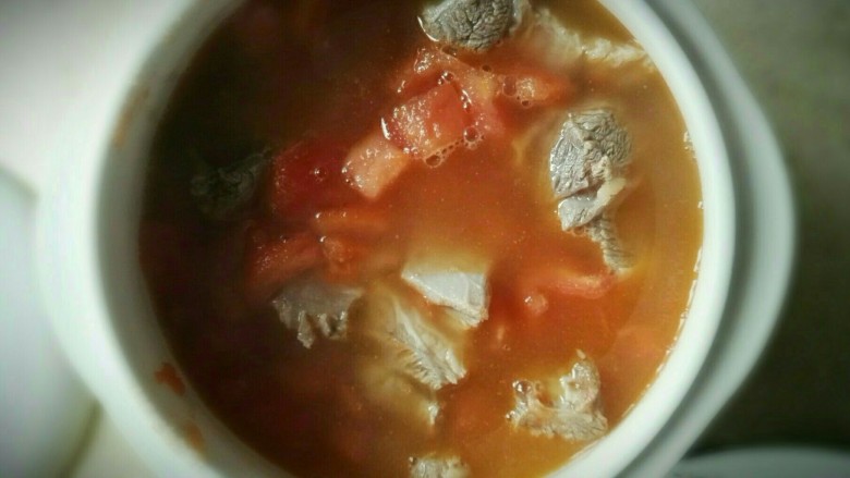 番茄土豆牛腩饭,将番茄牛腩一起盛入炖锅中，加入热水。