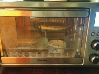 佛卡恰面包,松弛好的面团案放入玻璃烤盘中，总手推至容器形状，再次入烤箱发酵30分钟
