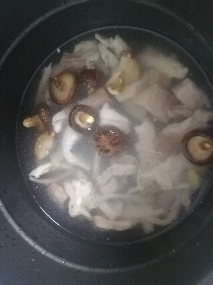 杂菌猪肚汤,把猪肚、排骨、两种菌子、薏米、姜片倒入电饭锅，加适量水，炖半小时。