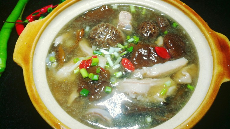 杂菌猪肚汤,味道鲜美，营养丰富的杂菌排骨肚片汤新鲜出炉。