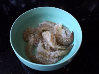 凤尾虾球一一烤箱版,大虾去外壳，留尾部，开背。加入盐、鸡精、胡椒粉调味，腌制
