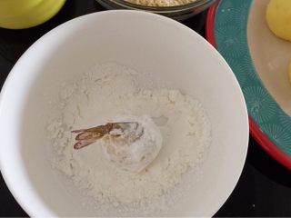 凤尾虾球一一烤箱版,准备淀粉、鸡蛋液、面包糠，虾球先均匀地沾上淀粉