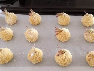 凤尾虾球一一烤箱版,依次做好所有的虾球，虾尾用手打开成凤尾状