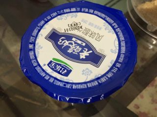 奥利奥芒果木糠杯,酸奶用的这种老酸奶，注意越纯越好，使木糠杯比较容易分层