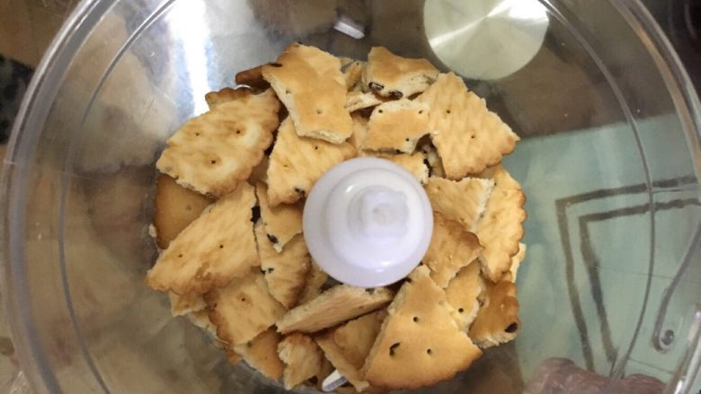 奥利奥芒果木糠杯,饼干随意掰碎后放入料理机中，打成饼干碎