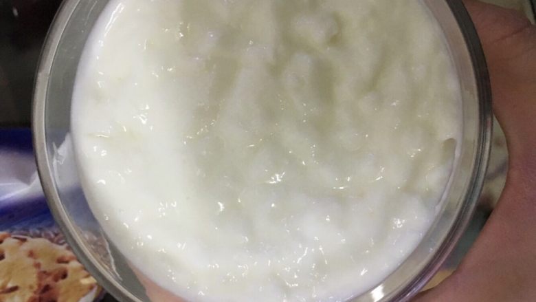 奥利奥芒果木糠杯,再铺一层酸奶，用勺子背铺平